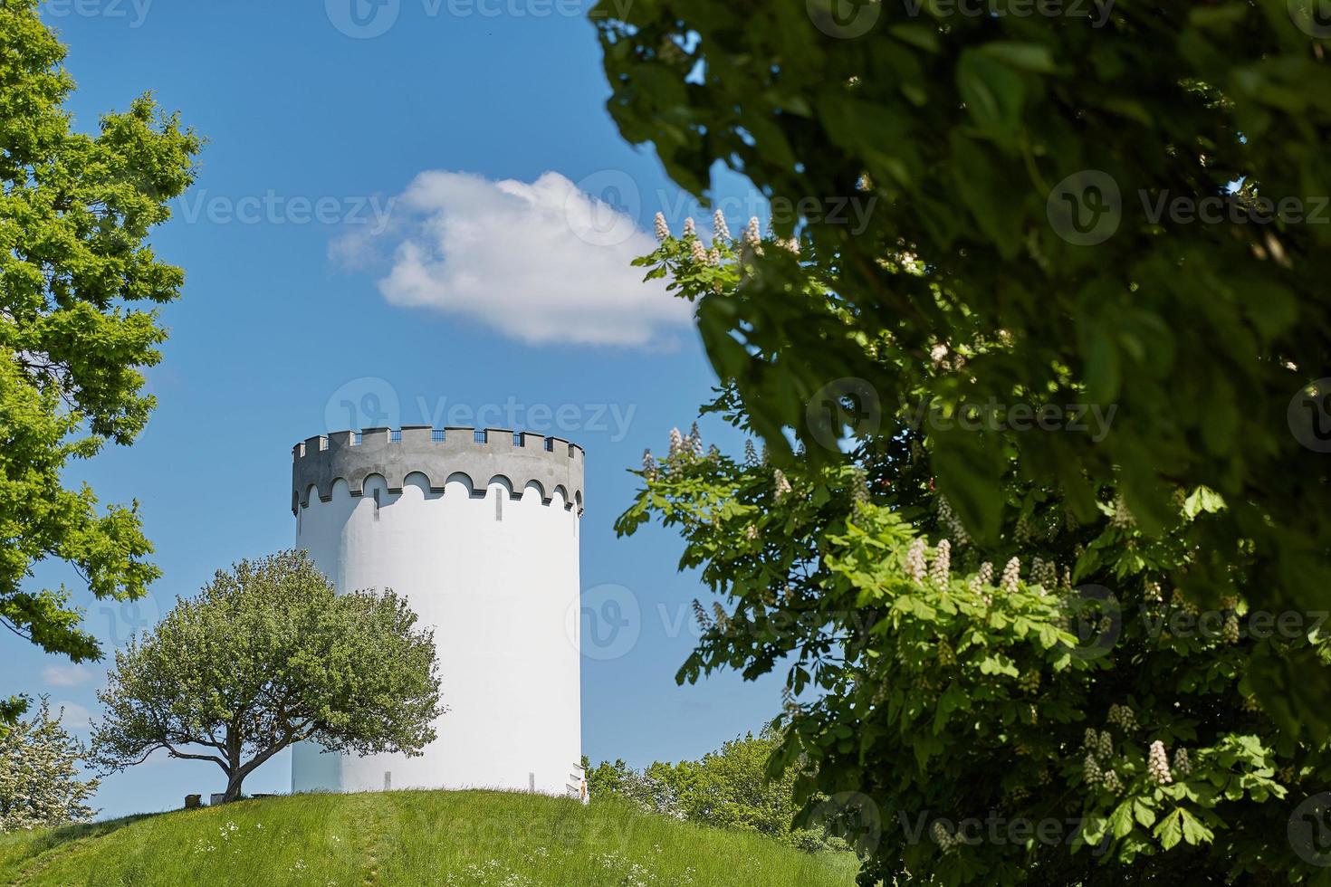 oude witte watertoren op wal in stad fredericia Denemarken foto