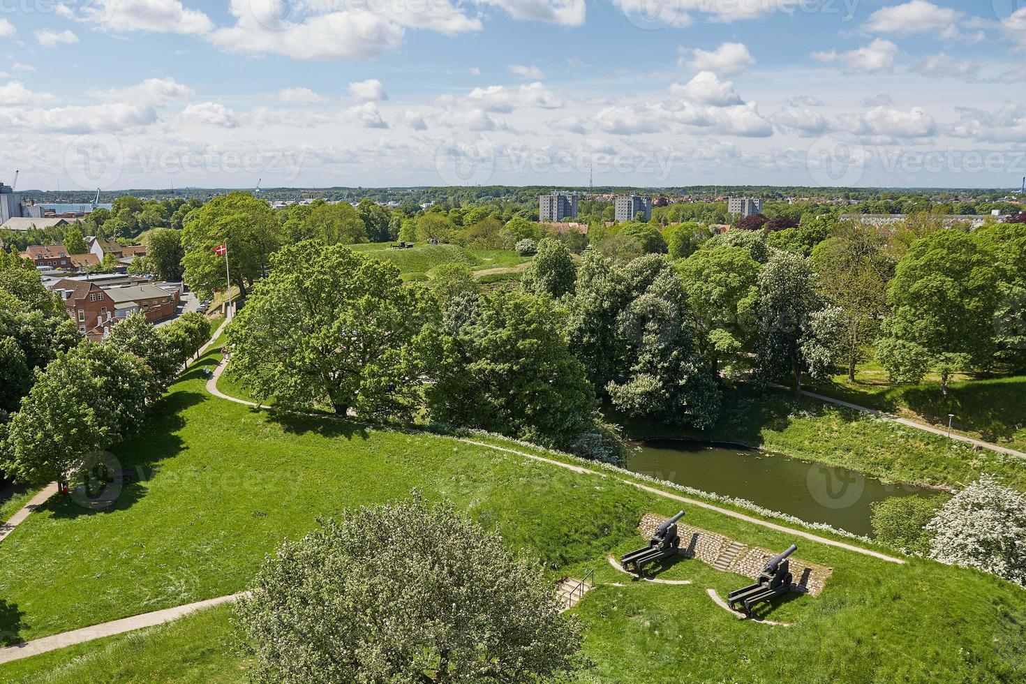 oud bronzen kanon op wal in stad fredericia, denemarken foto