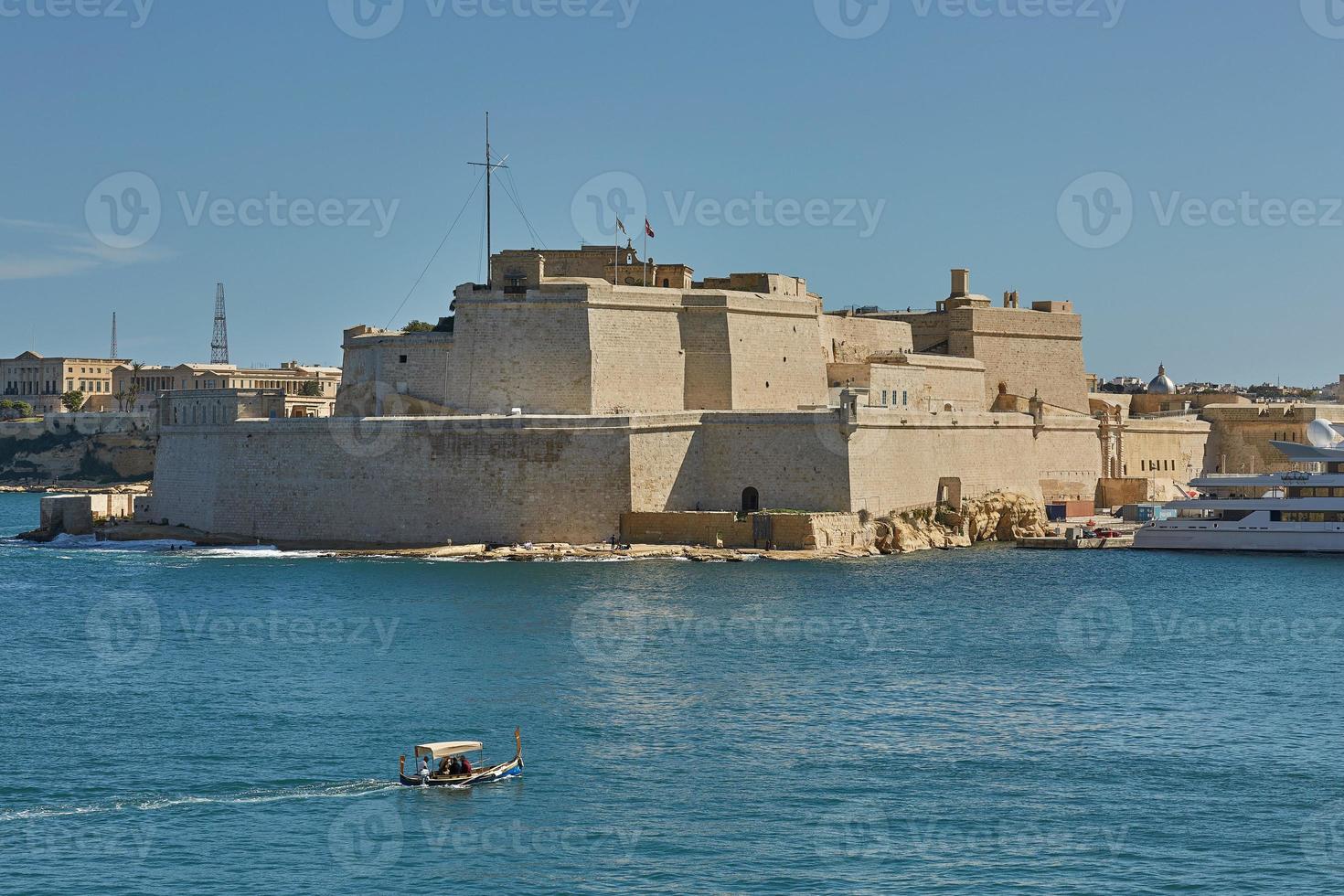 uitzicht op saint angelo en de oude binnenstad van valletta in malta foto