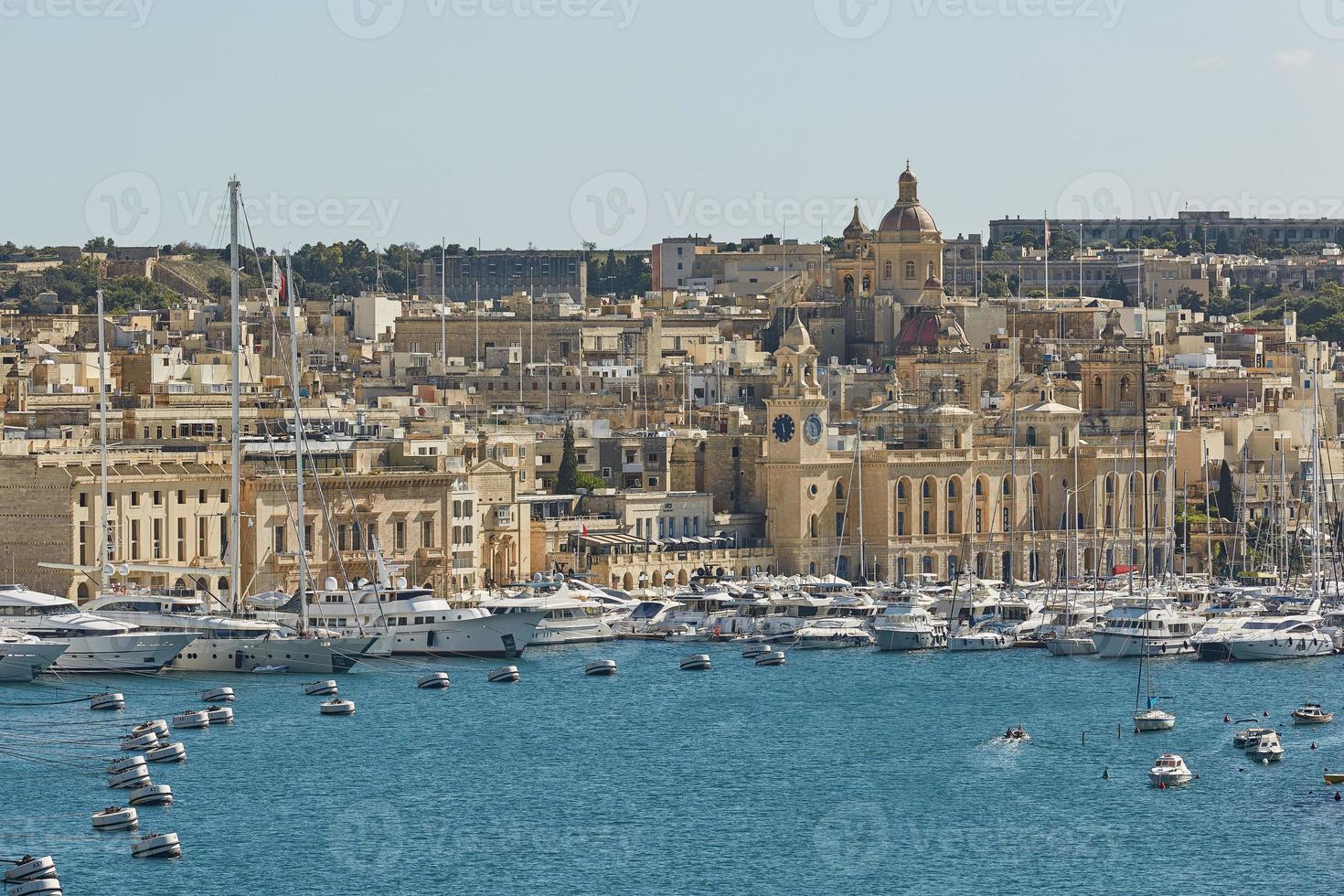uitzicht op een oude stad en een havengebied van Valletta in Malta foto