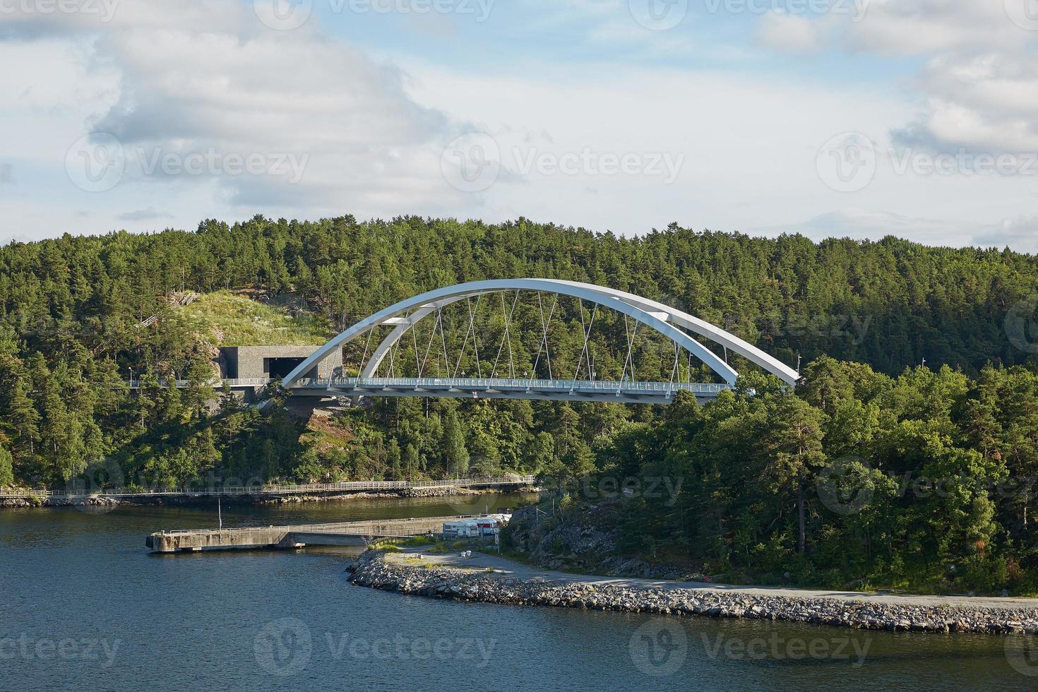 heldere dag en brug in de archipel van stockholm foto