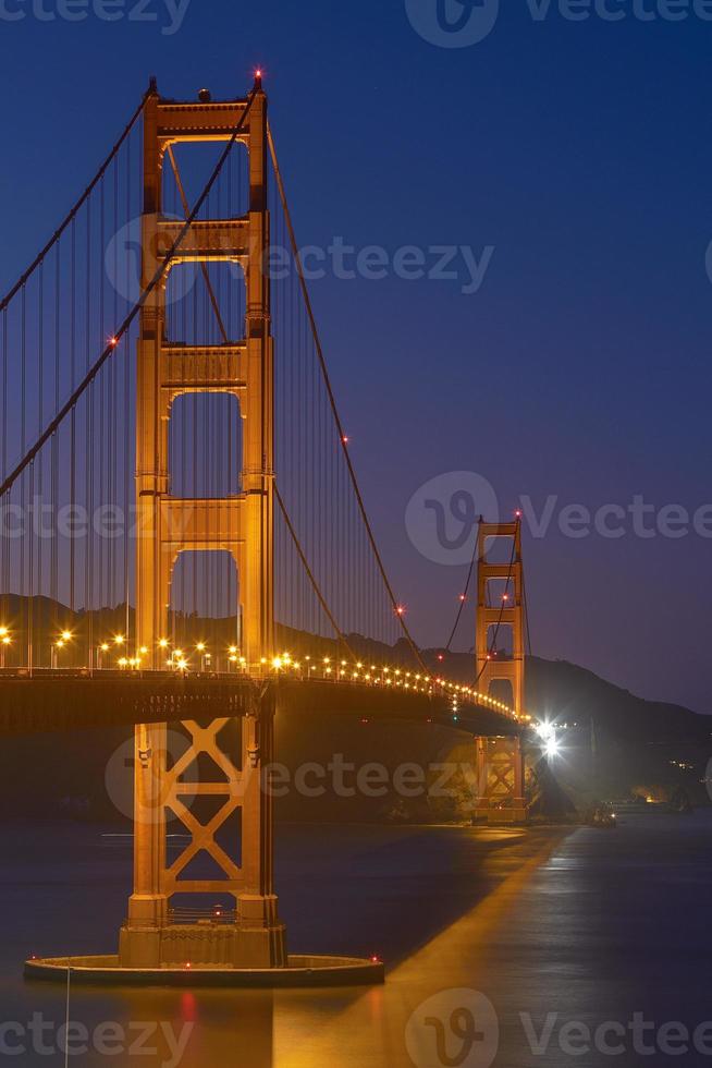 golden gate bridge 's nachts in san francisco california verenigde staten foto