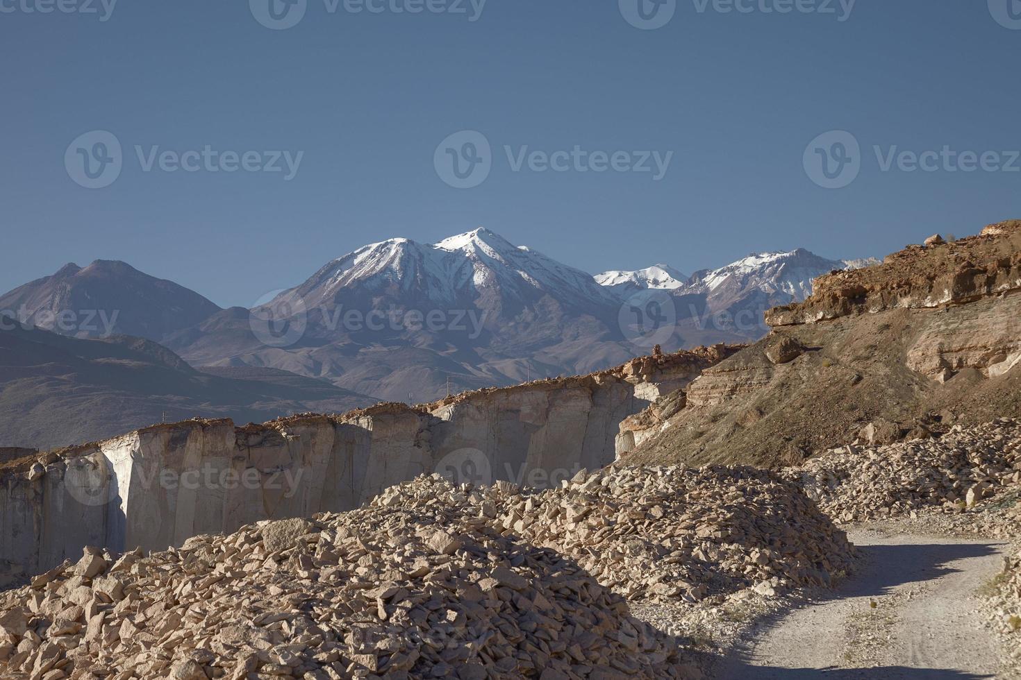 steengroeve van sillar en chachani van de vulkaan in arequipa peru foto