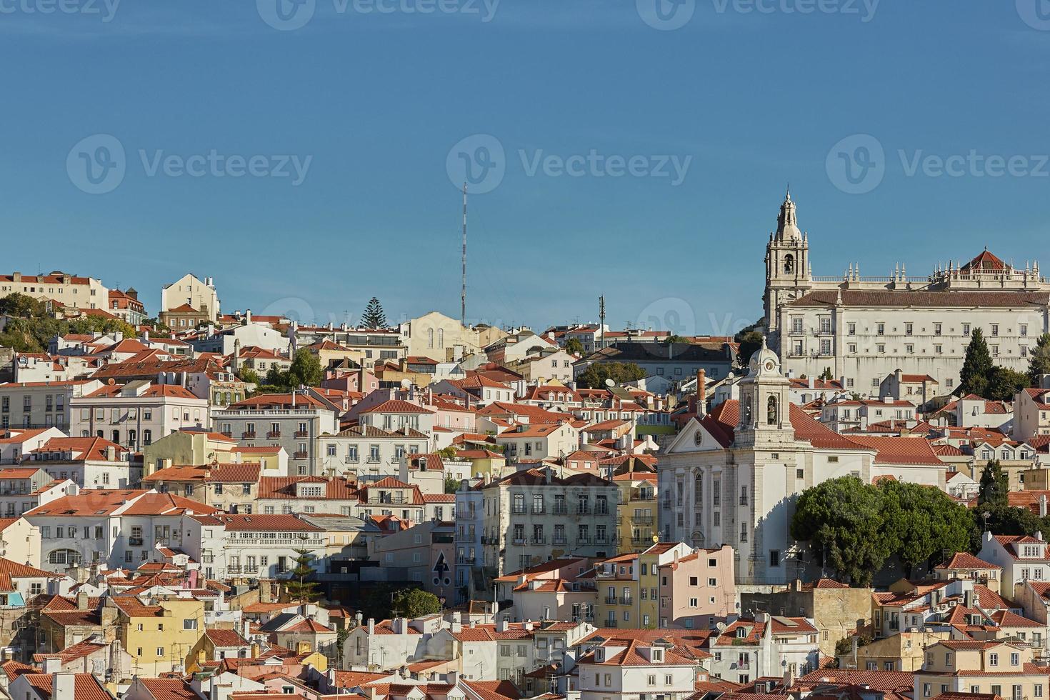 weergave van traditionele architectuur en huizen op de heuvel van sao jorge in lissabon portugal foto