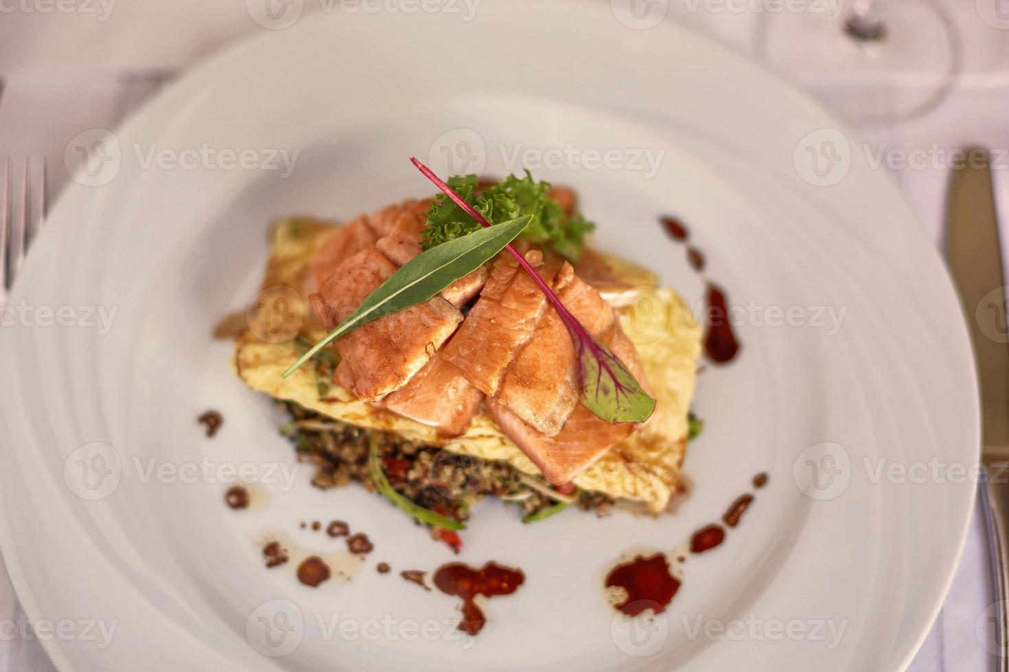 traditionele peruaanse vistrucha geserveerd in een restaurant foto