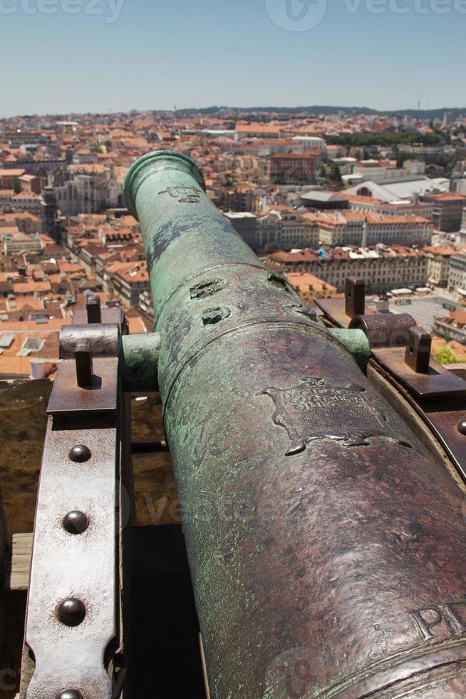 detail van kanon wijzend op Lissabon portugal foto