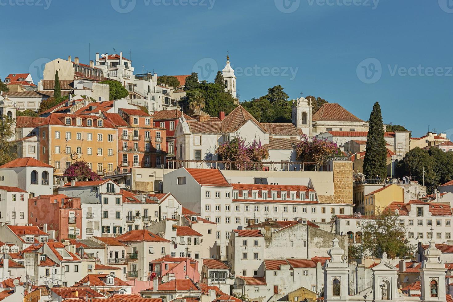 weergave van traditionele architectuur en huizen op de heuvel van sao jorge in lissabon portugal foto