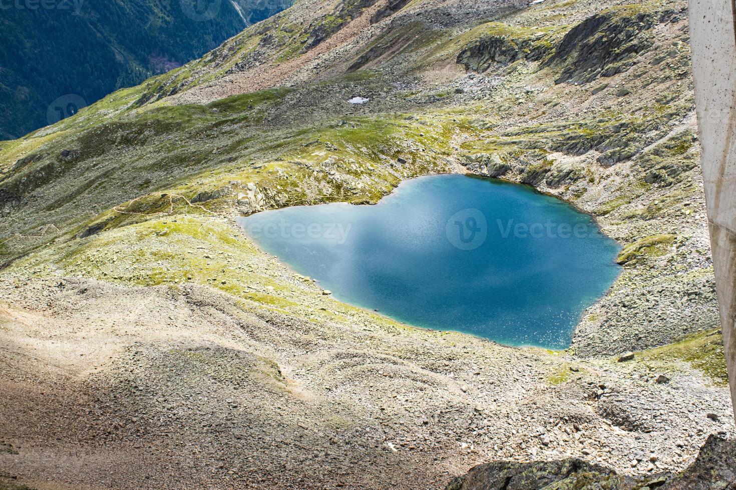 prachtig meer in de vorm van hart foto