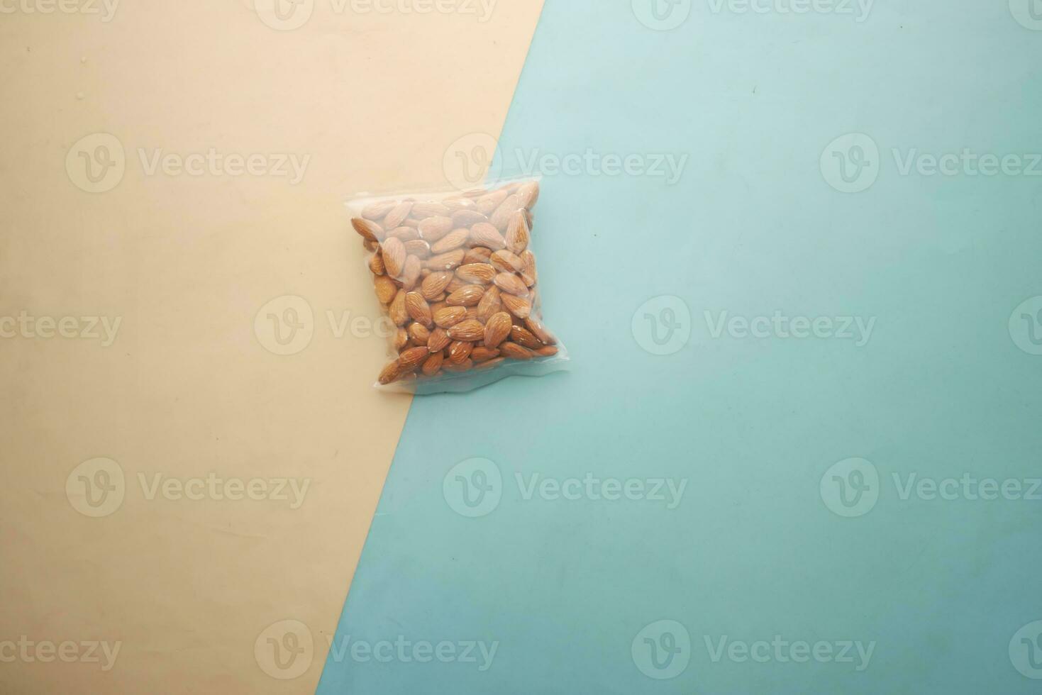 geschild pinda's in een plastic pakket Aan kleur tafel foto