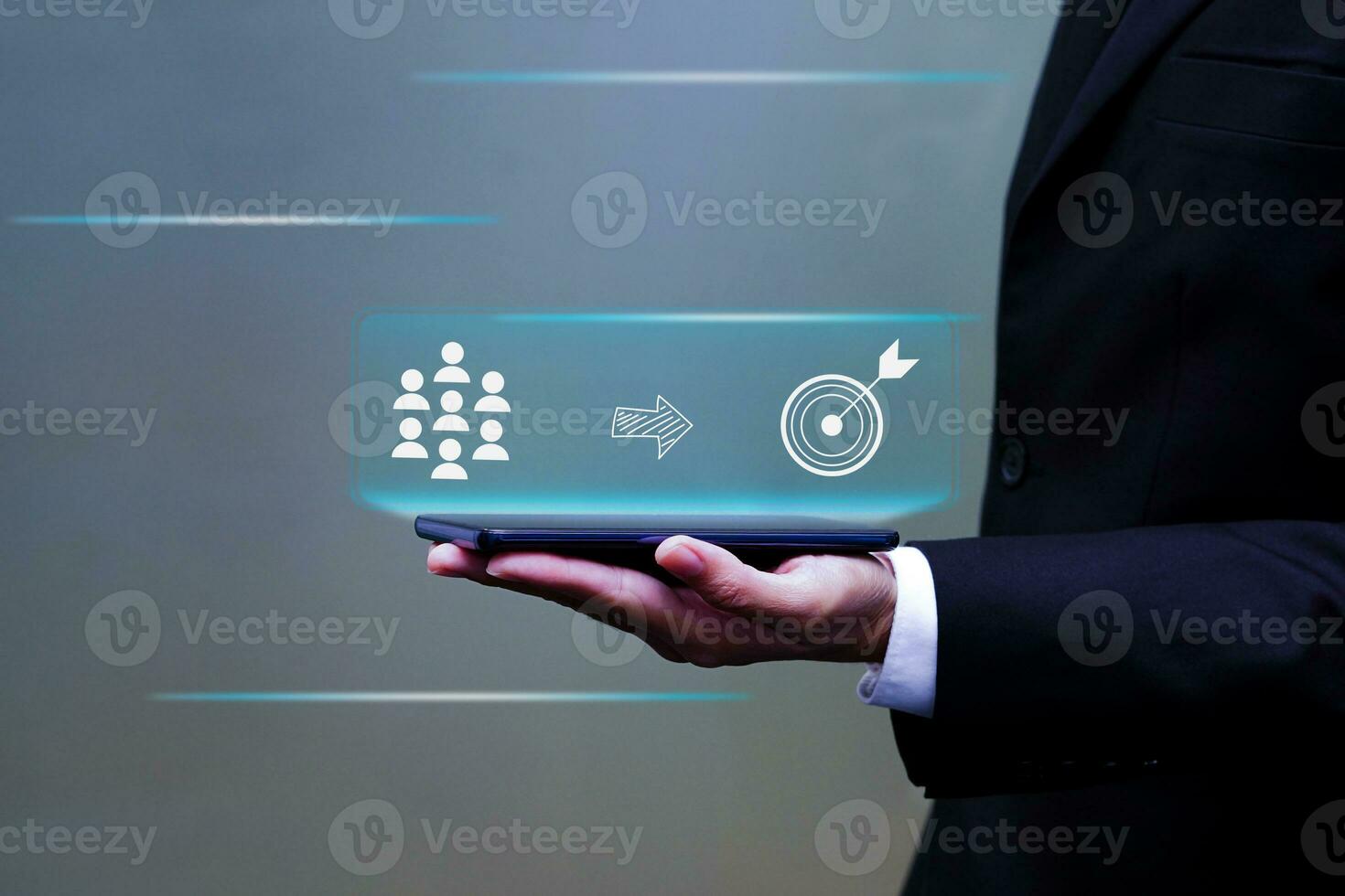 zakenman hand- Holding mobiel tonen digitaal virtueel. bedrijf succes, hologram bedrijf gloeiend en toekomst technologie. foto