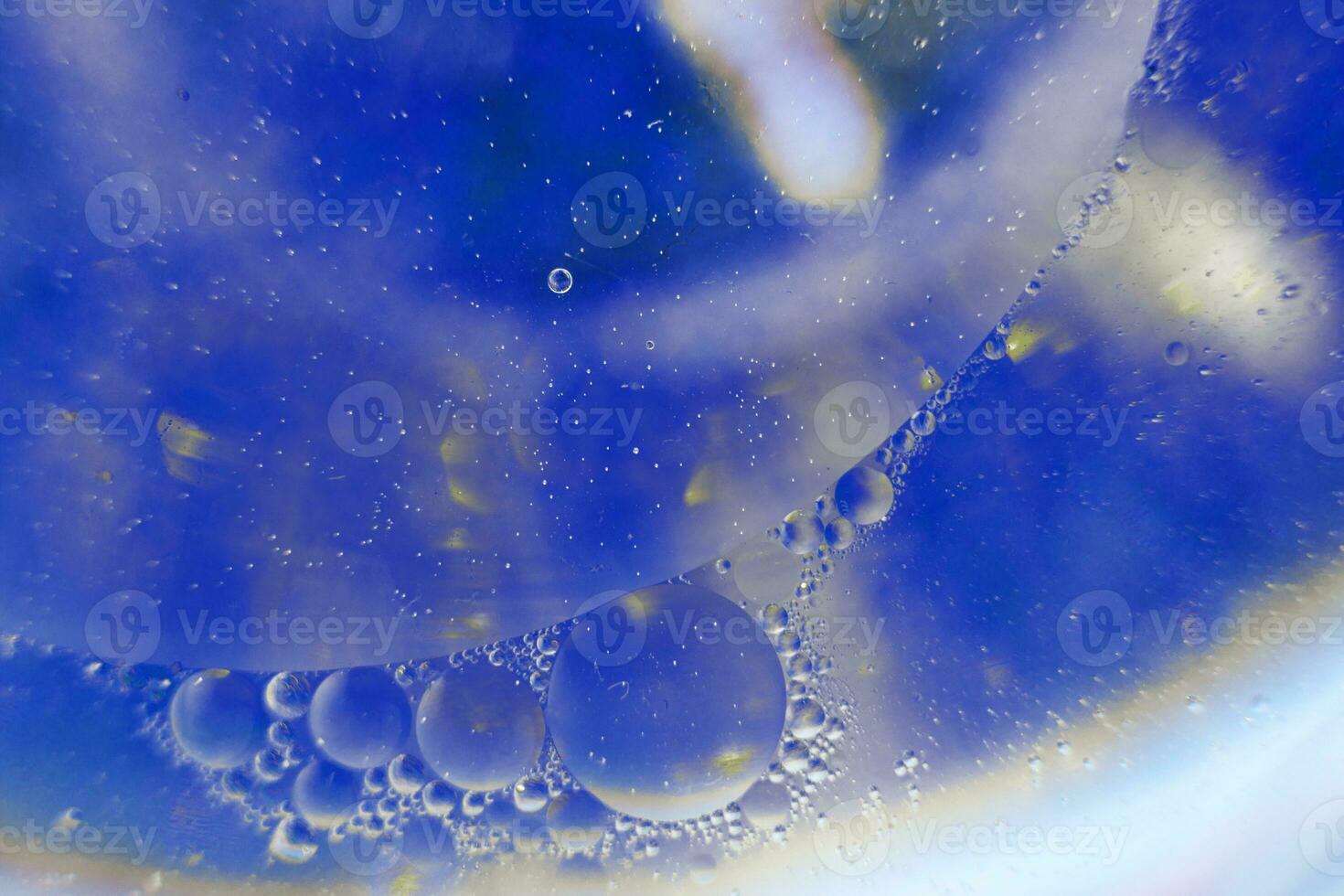 olie bubbels dichtbij omhoog. cirkels van water macro. abstract licht blauw achtergrond foto