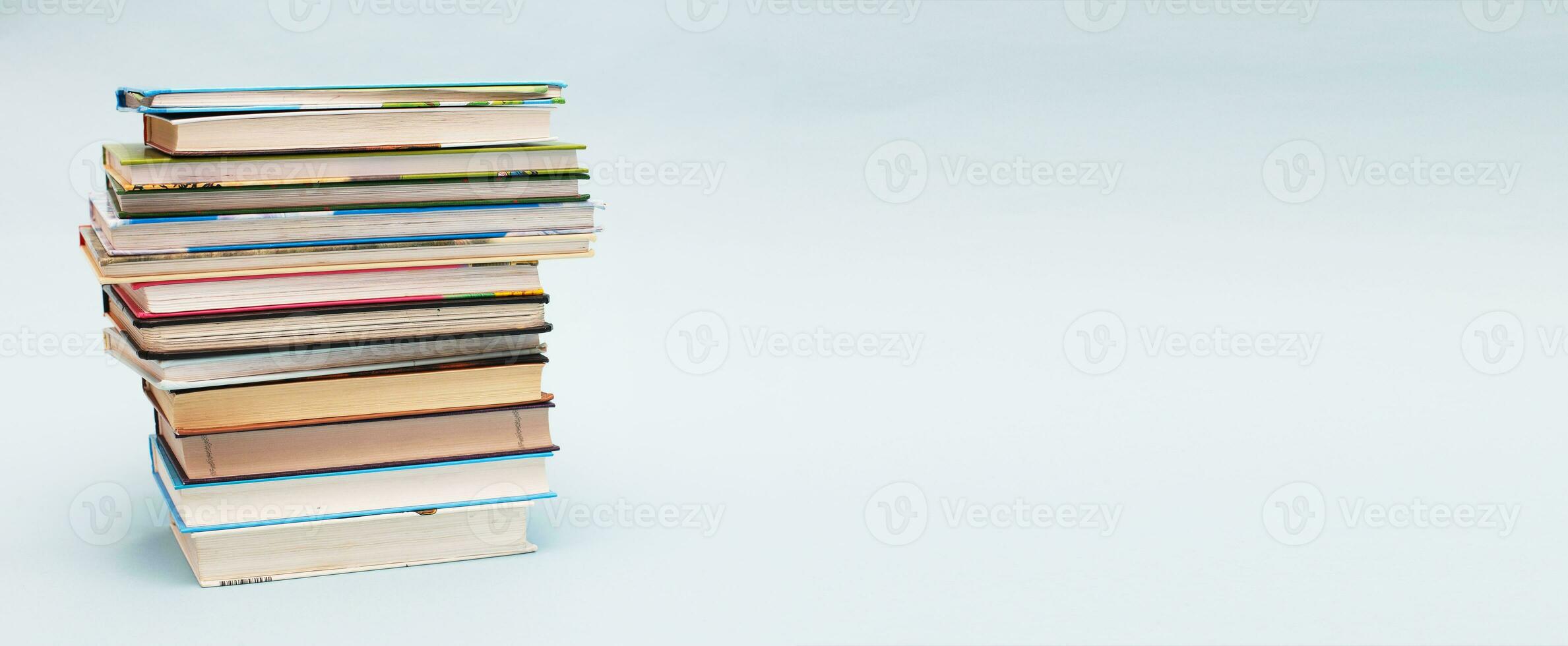 stack van kleurrijk boeken Aan blauw achtergrond met kopiëren ruimte. terug naar school- concept. banier foto