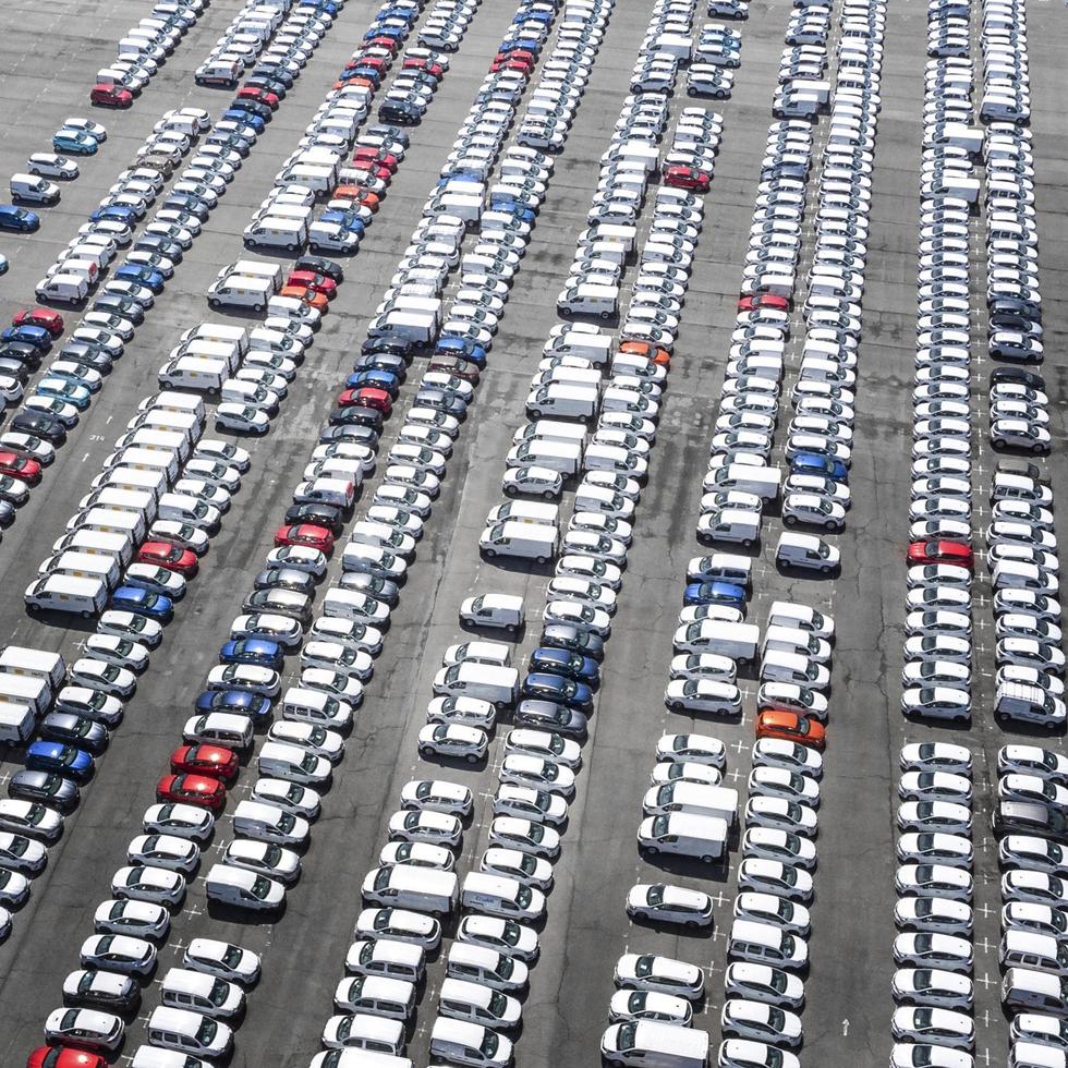 transportconcept met geparkeerde voertuigen foto