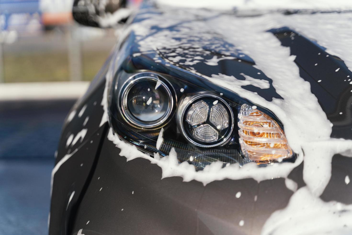 vrouw haar auto buiten wassen foto