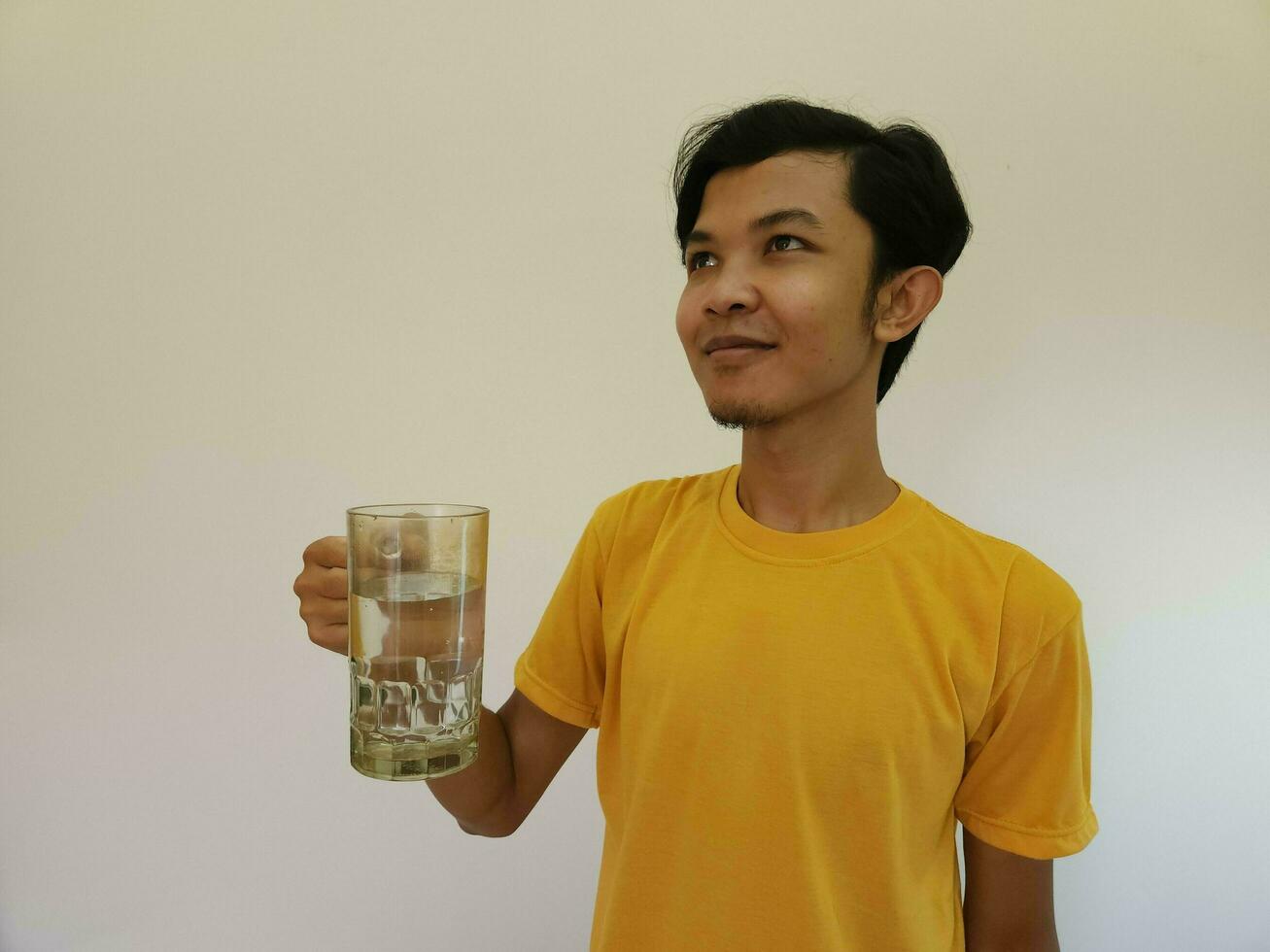 Aziatisch Mens met een glas van water foto