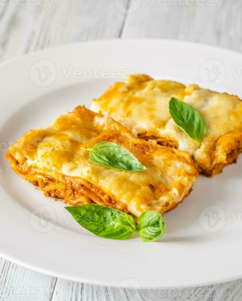 deel van lasagne foto