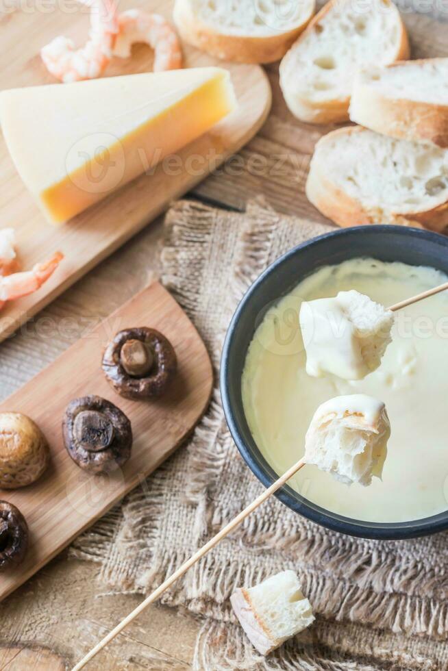 kom van fondue met voorgerechten foto