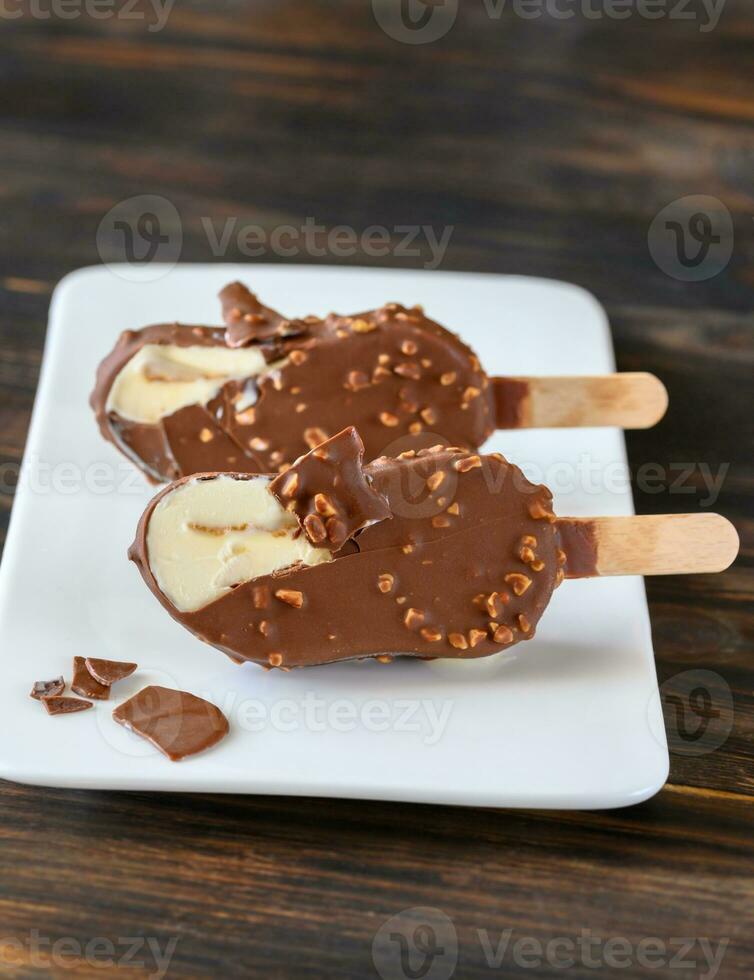 met chocolade omhulde vanille-ijsreep foto