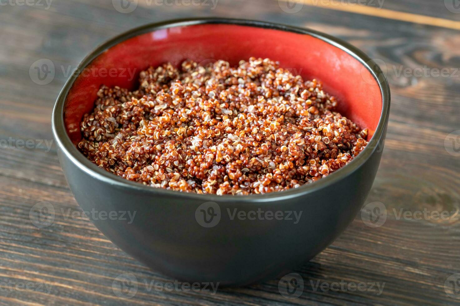 kom van gekookt rood quinoa foto