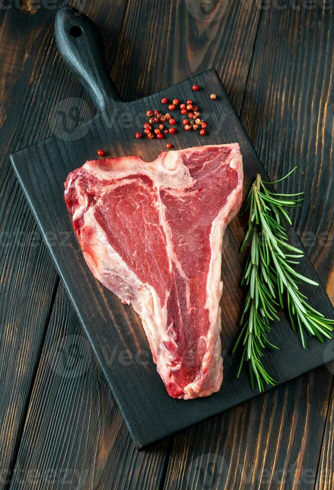 rauwe t-bone steak met verse rozemarijn foto
