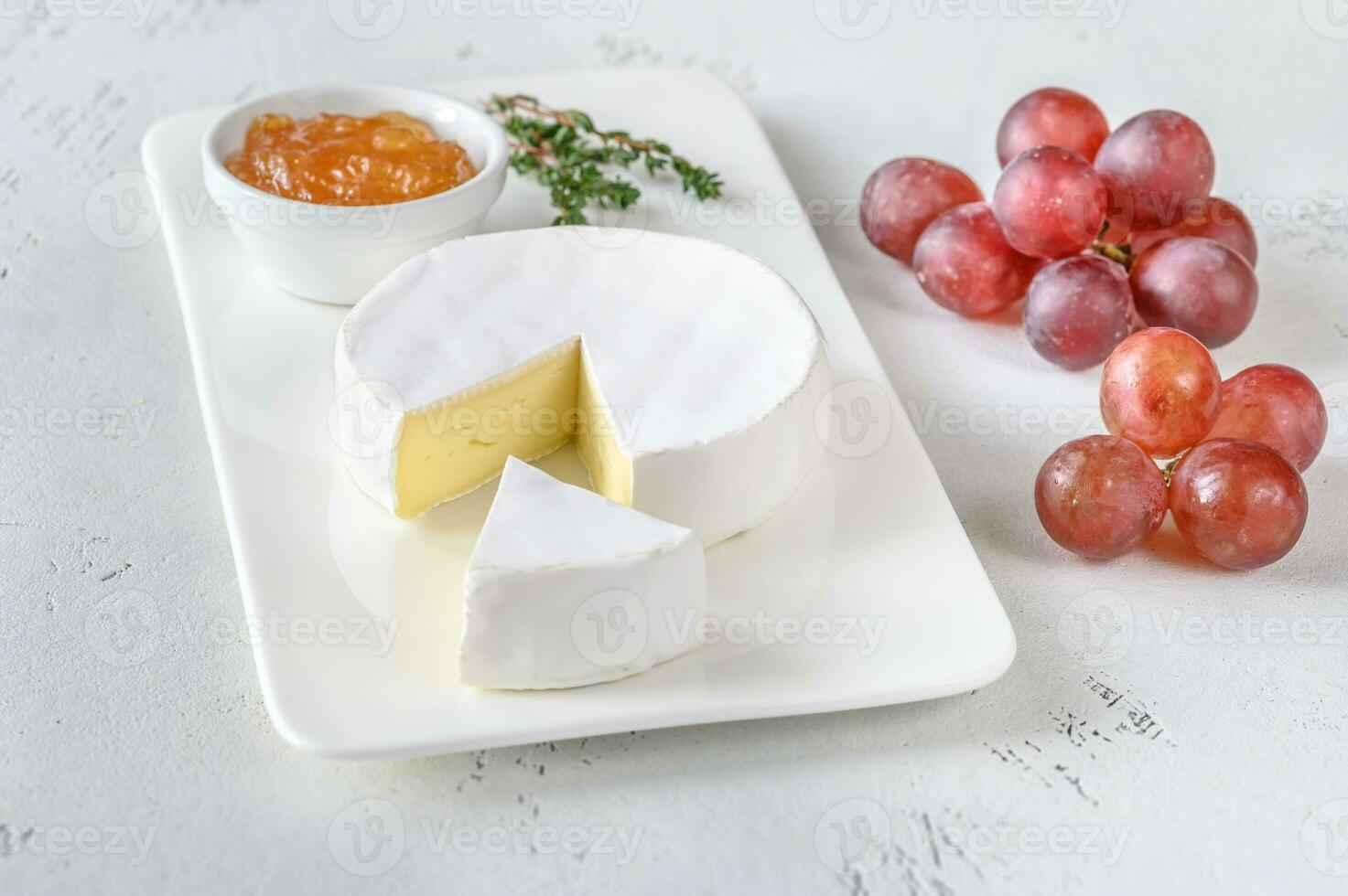 camembert op het serveerbord foto