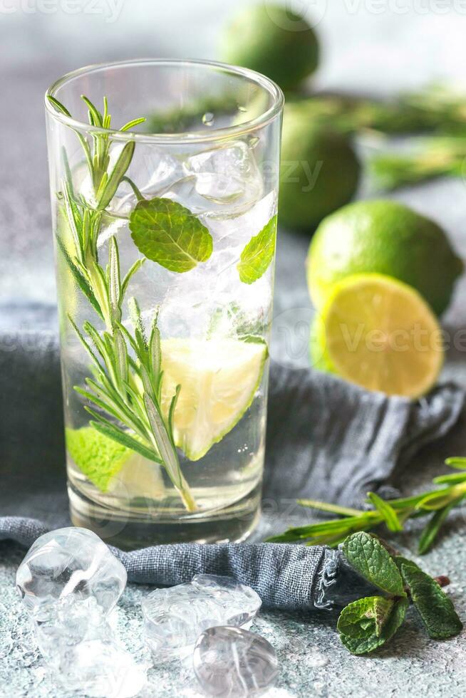 glas van limoen water met kruiden foto
