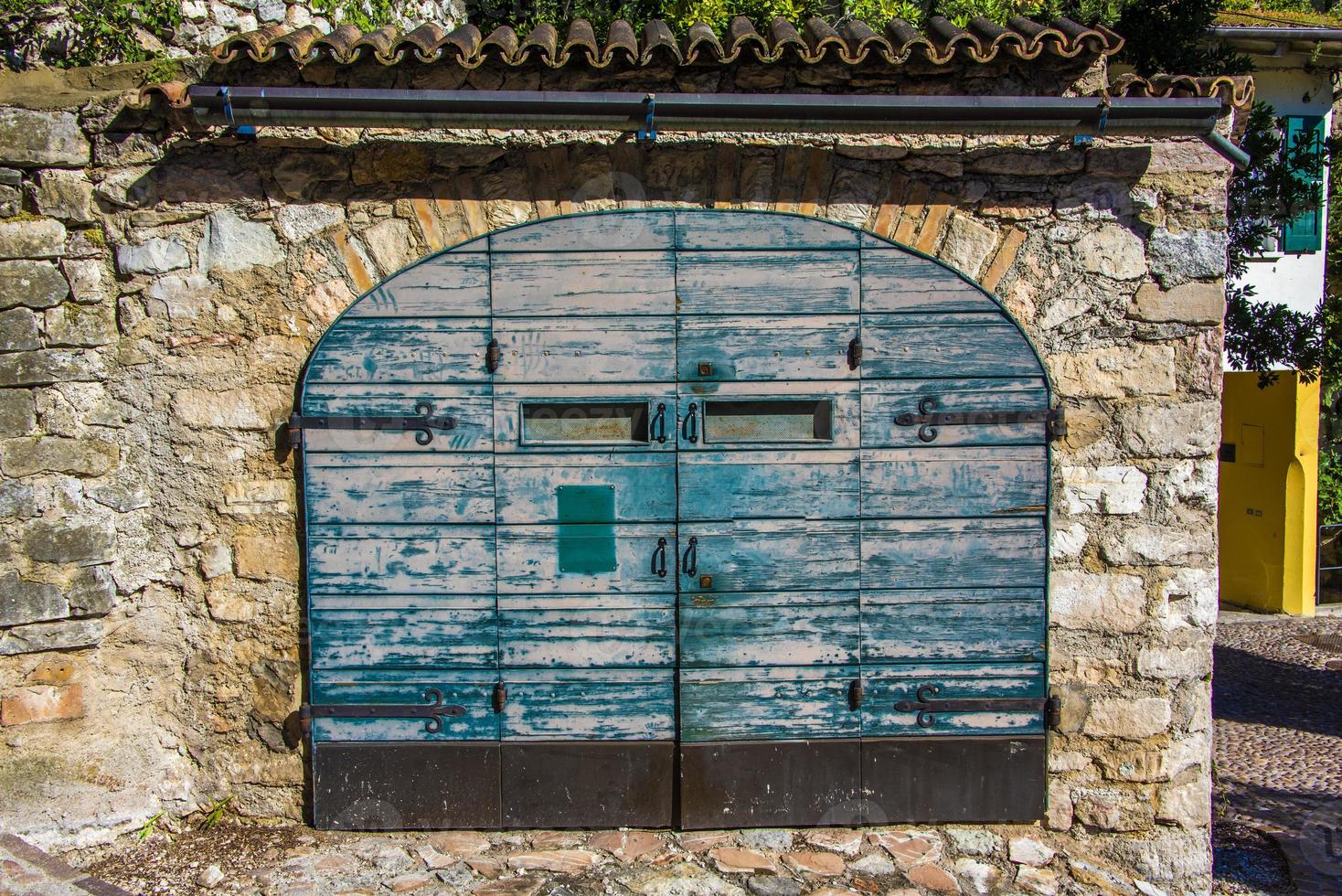 houten deur in limone sul garda, Italië foto