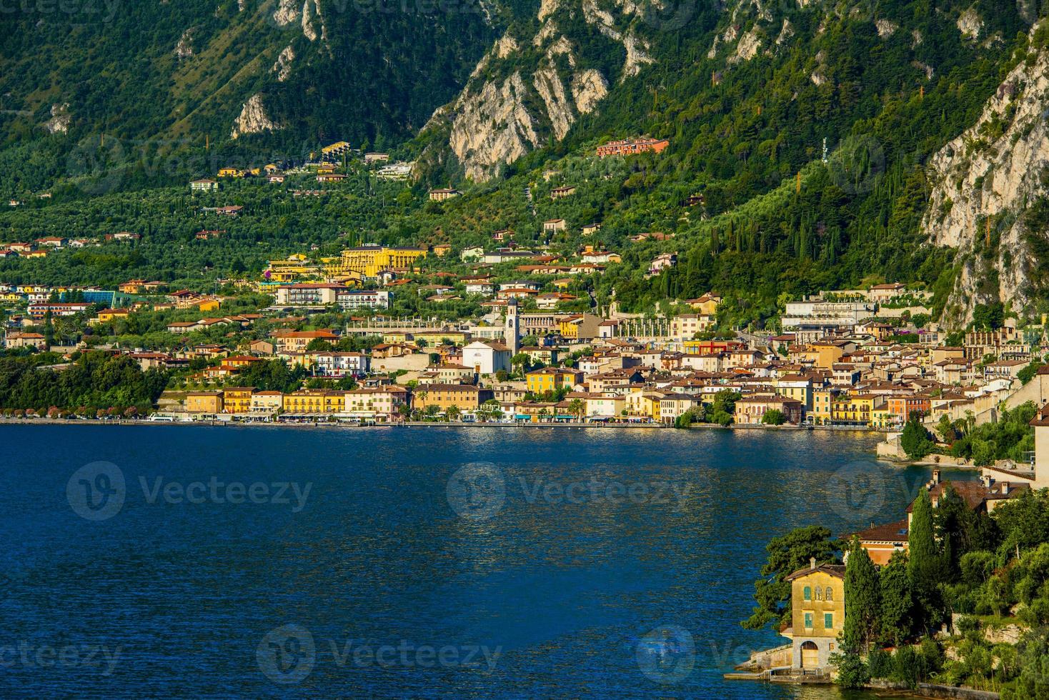 uitzicht op limone sul garda aan het gardameer foto