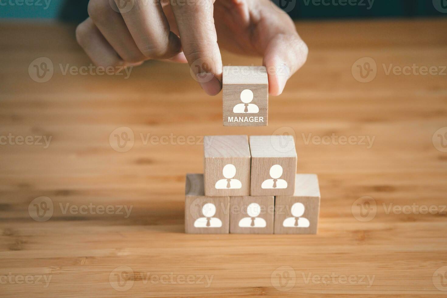 houten blok met werknemer pictogrammen. manager is Aan de top van medewerkers. bedrijf, bedrijf organisatie en samenspel concept. foto