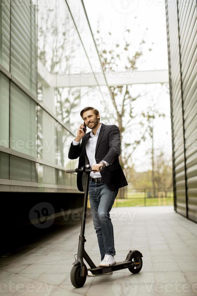 man tussen bedrijfsgebouwen op een scooter foto