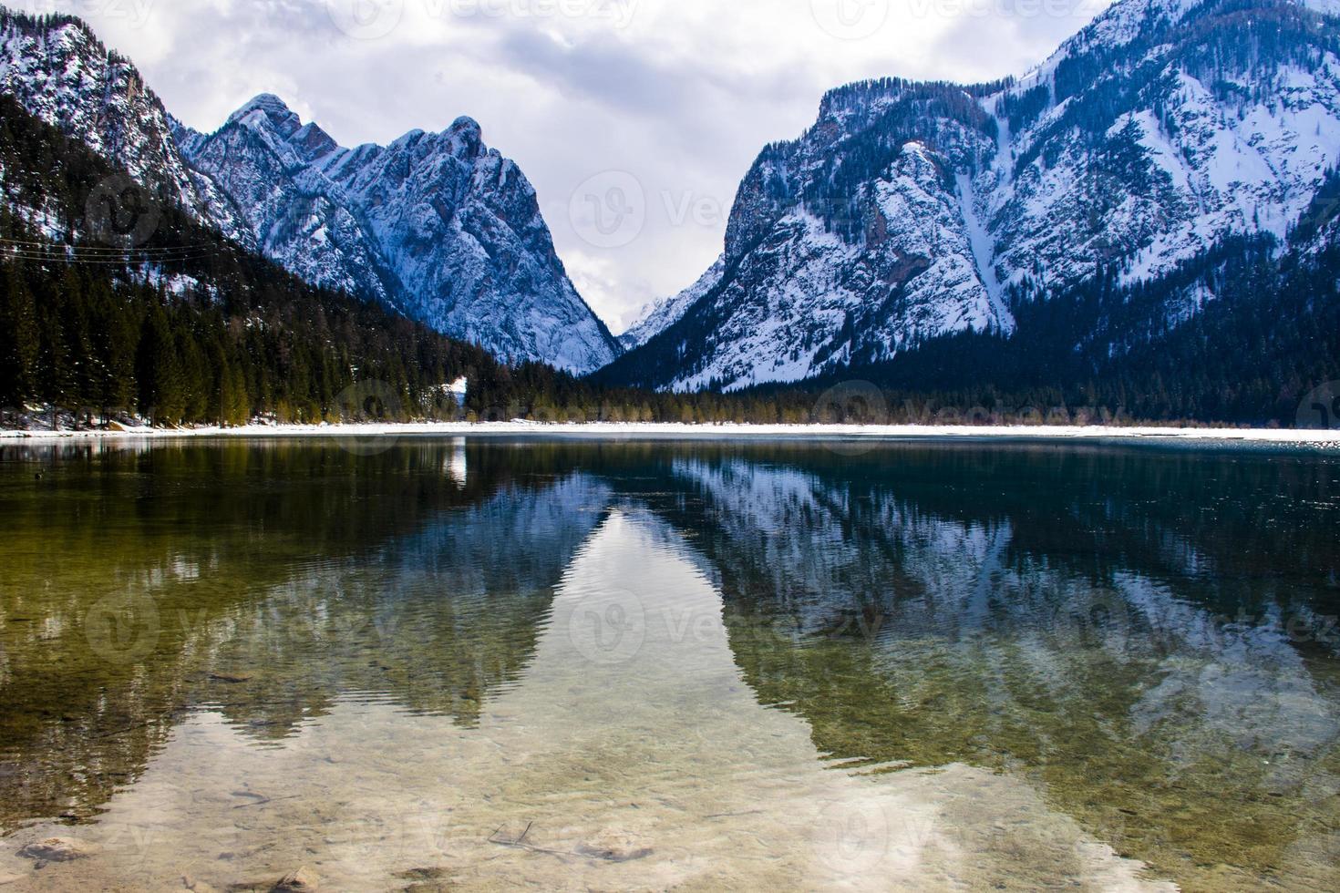 Lake Dobbiaco in het midden van de Dolomieten foto