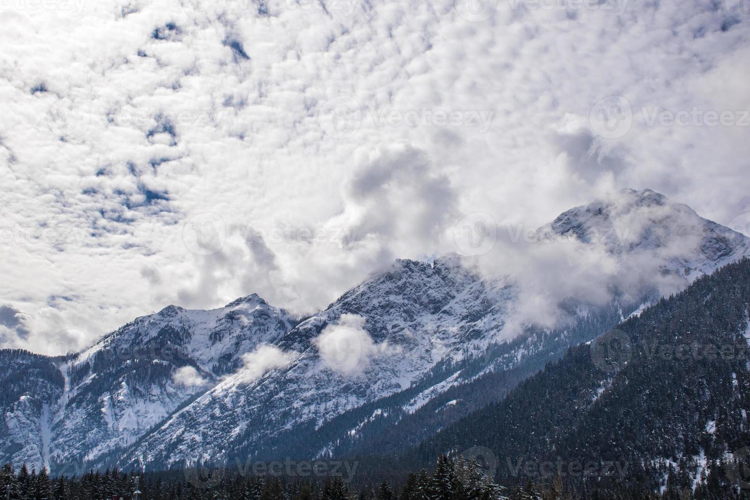 besneeuwde toppen van de Dolomieten foto