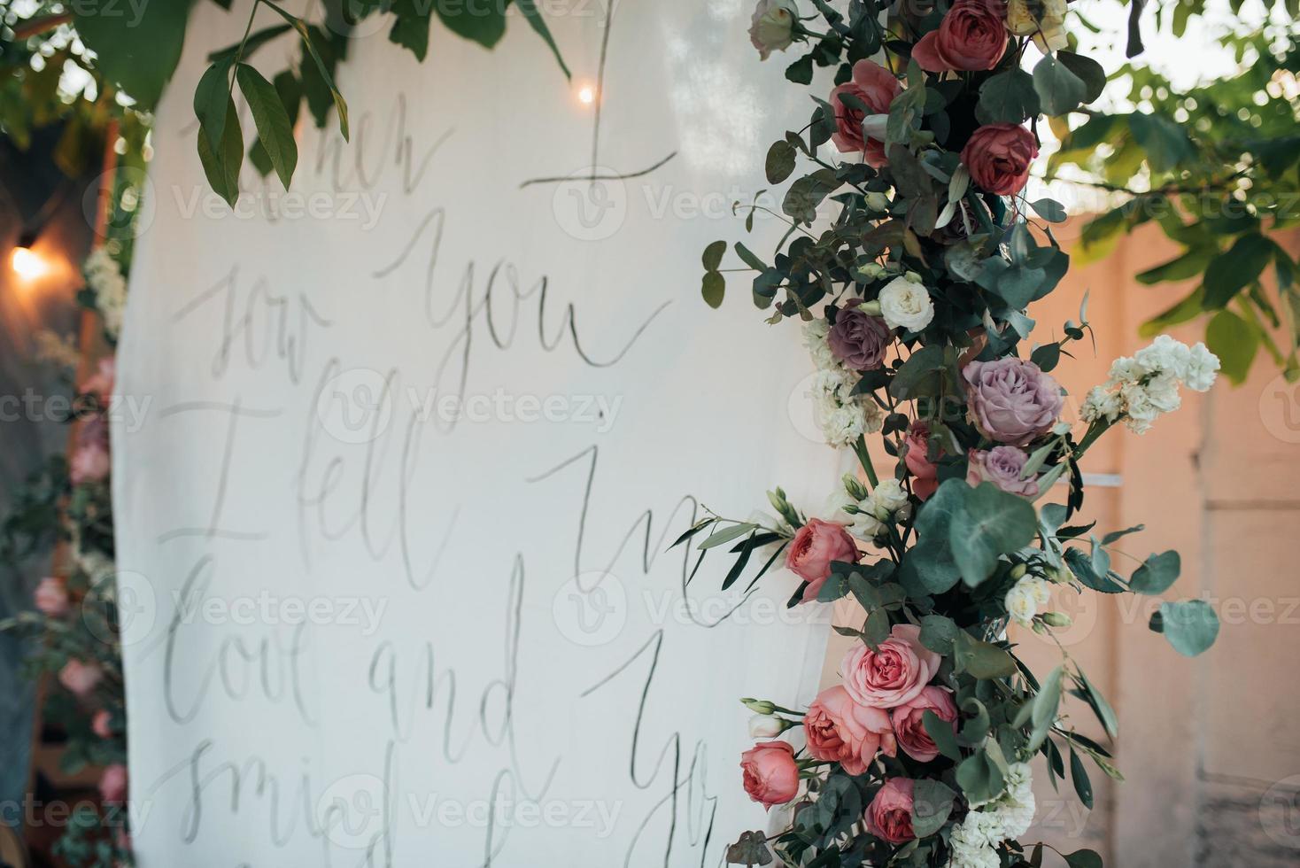 mooie bloemen in rustieke stijl op een huwelijksfeest foto