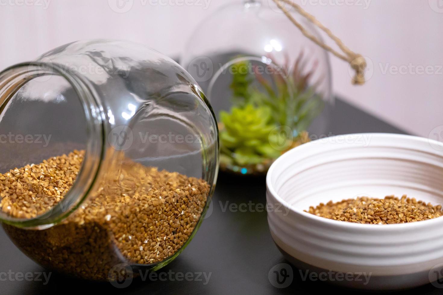 gezonde voeding boekweit in een glazen pot staat op tafel foto