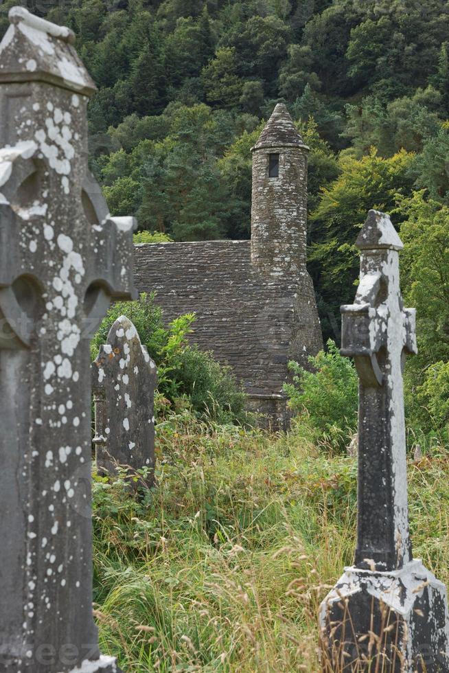 ruïnes van een monastieke nederzetting, gebouwd in de 6e eeuw in Glendalough, Ierland foto