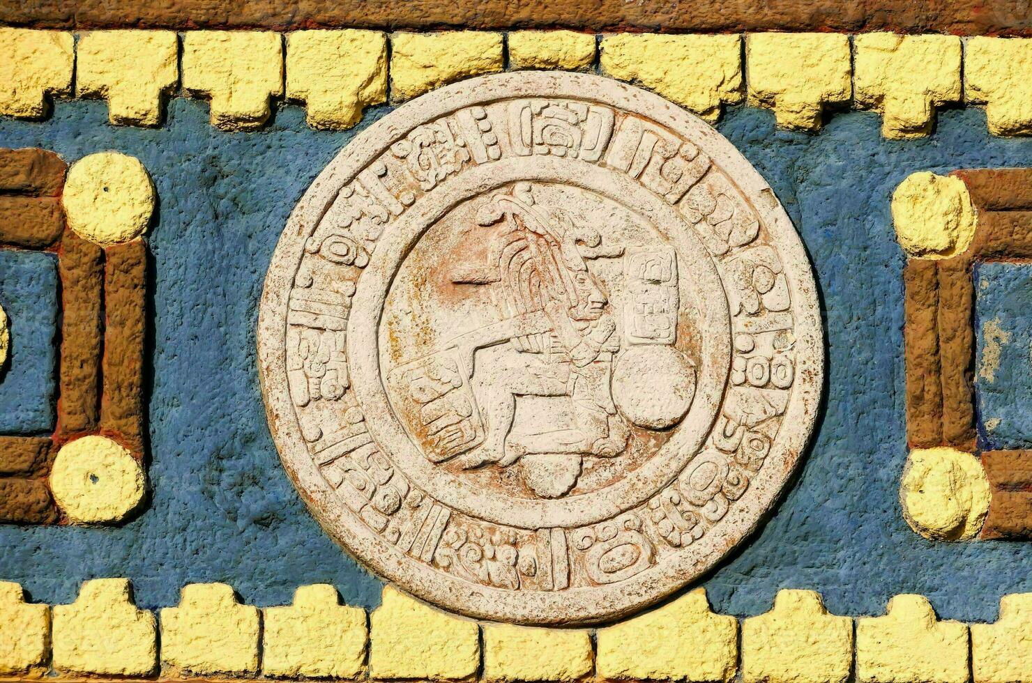 mayan kalender Aan donker achtergrond foto