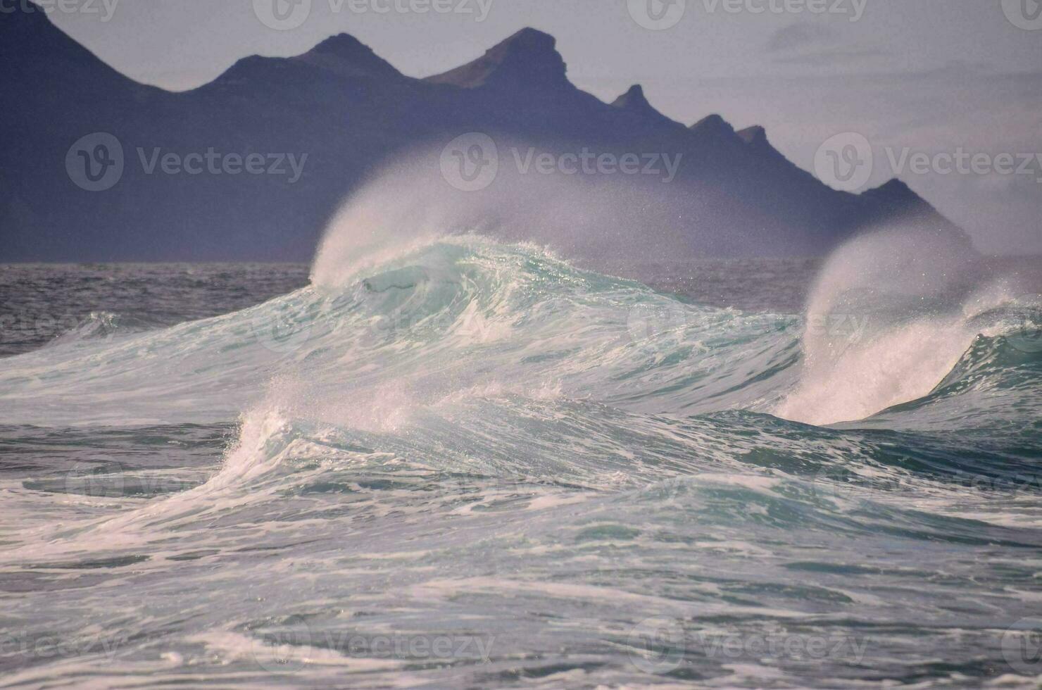 reusachtig zee golven foto