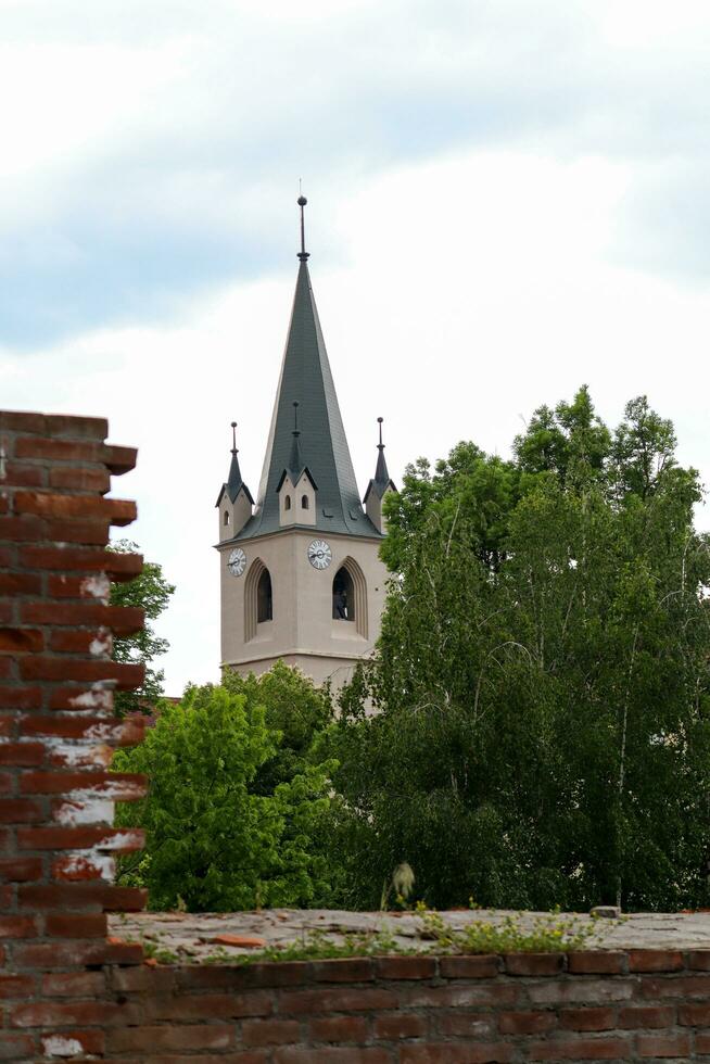 bouwkundig gebouwen gevonden in de historisch centrum van targul mures foto