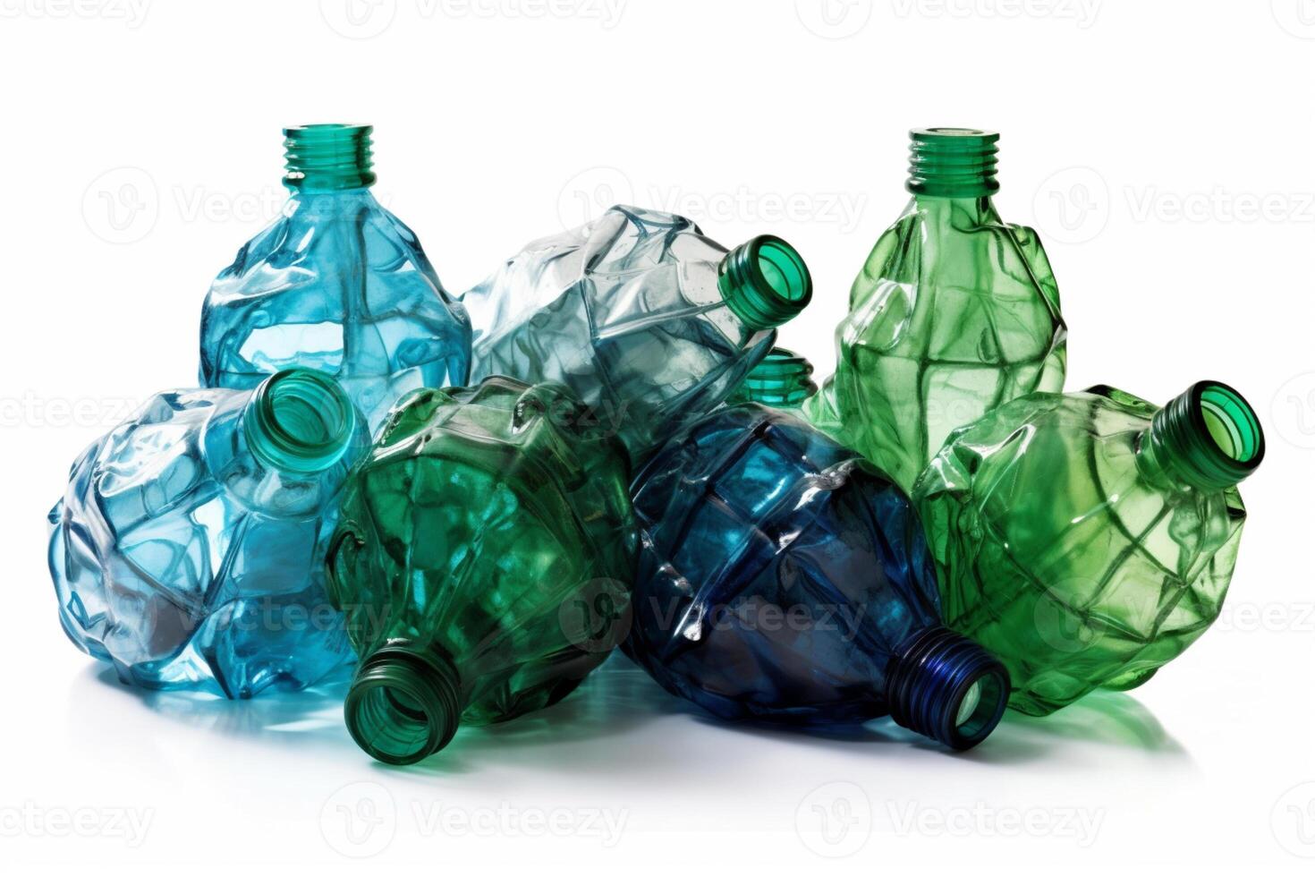 verfrommeld plastic flessen. gerecycled plastic flessen. plastic fles geïsoleerd Aan wit achtergrond foto