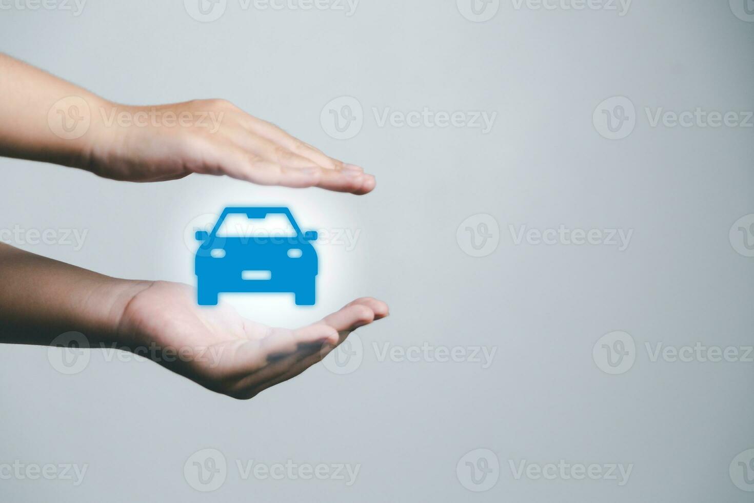 bedrijf vrouw hand- beschermen blauw icoon auto Aan bureau. planning naar beheren vervoer financiën kosten. concept van auto verzekering bedrijf, besparing kopen - uitverkoop met belasting en lening voor nieuw auto. foto