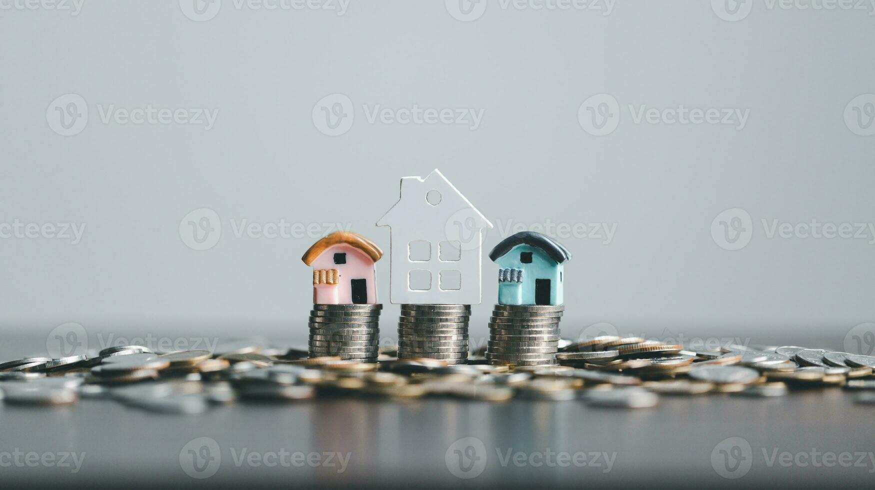 munten stack met mini huis Aan houten tafel, huis lening, opslaan geld concept, eigendom investering, huis lening, omgekeerde hypotheek, goud munten geld stack groei, besparing geld munten stack toekomst voor huis. foto