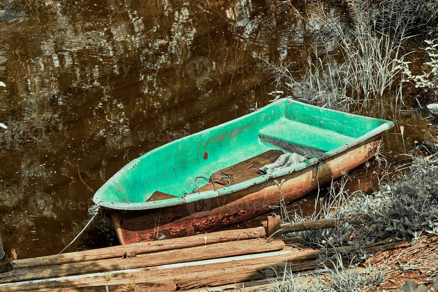 boot in kanaal landschap. infrarood natuur landschap foto