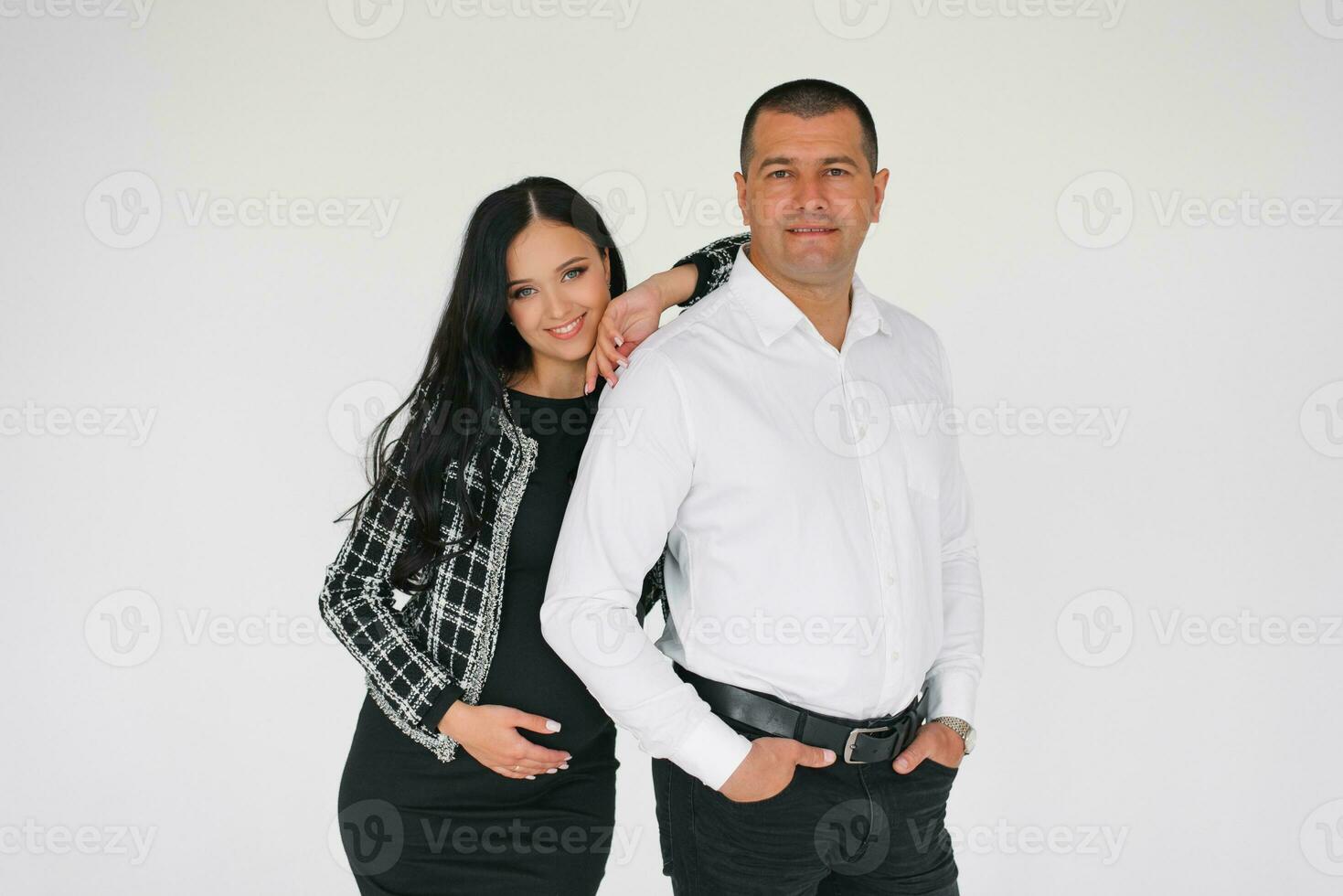 jong zwanger vrouw met haar man foto
