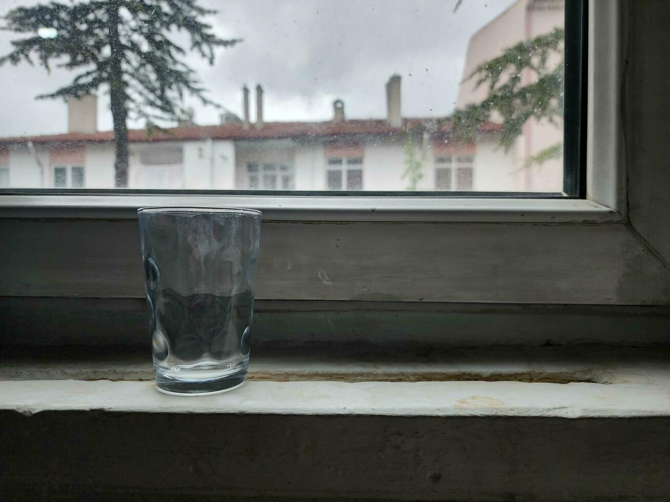 leeg glas kop geplaatst door de venster in de avond, een stil en sereen atmosfeer. 19 mei 2023 turkiye foto