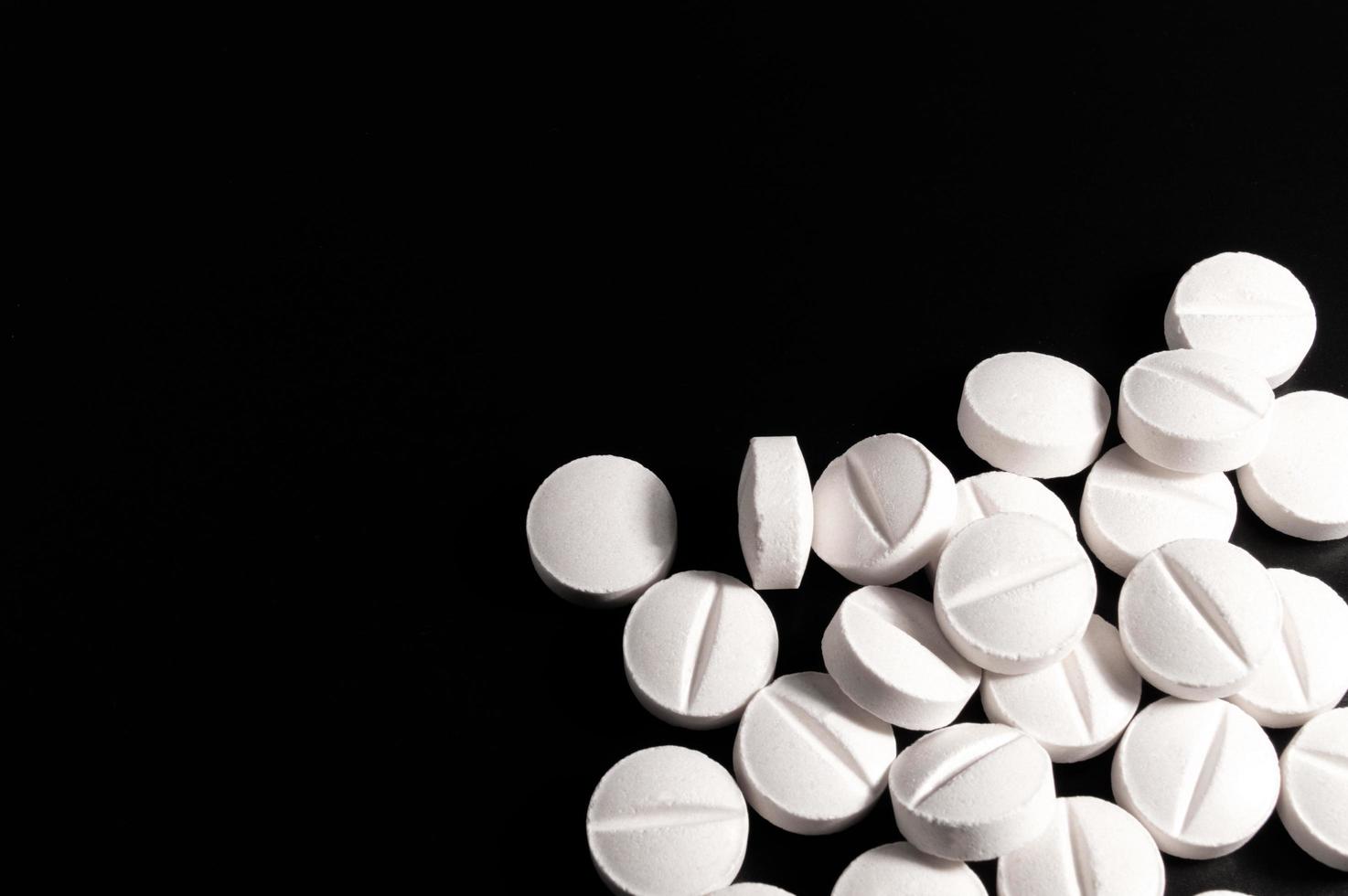 witte medische pillen en tabletten met fles foto