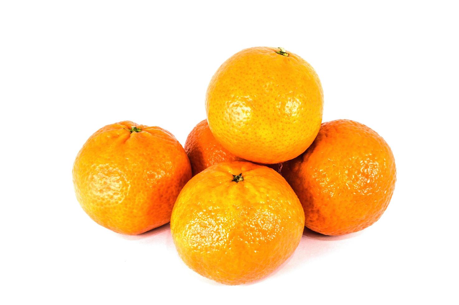 oranje mandarijnen geïsoleerd op een witte achtergrond foto
