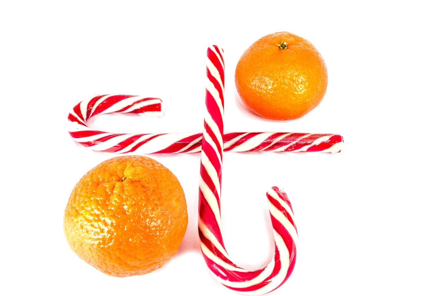 oranje mandarijnen met kerstballen geïsoleerd op een witte achtergrond foto