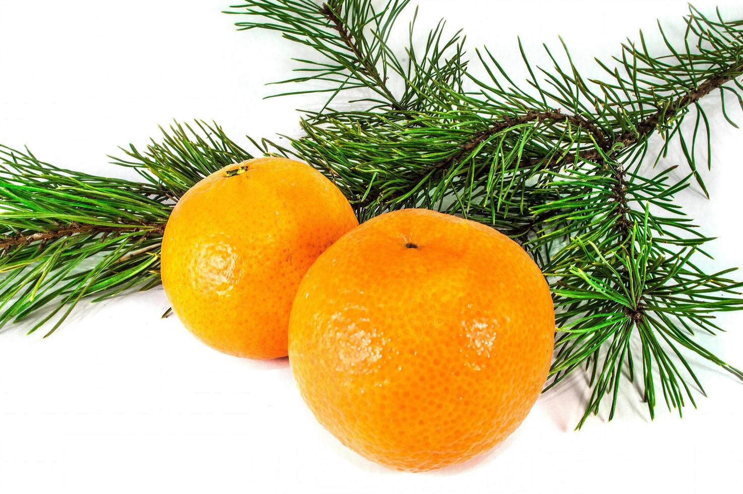 oranje mandarijnen met kerstballen geïsoleerd op een witte achtergrond foto