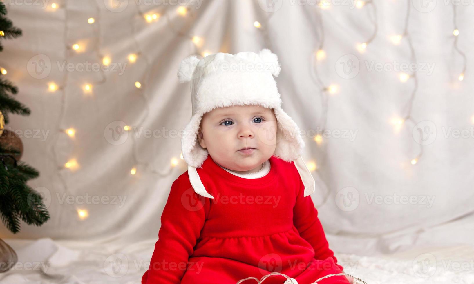 kerstkind is doordachte dromerig verraste emoties foto