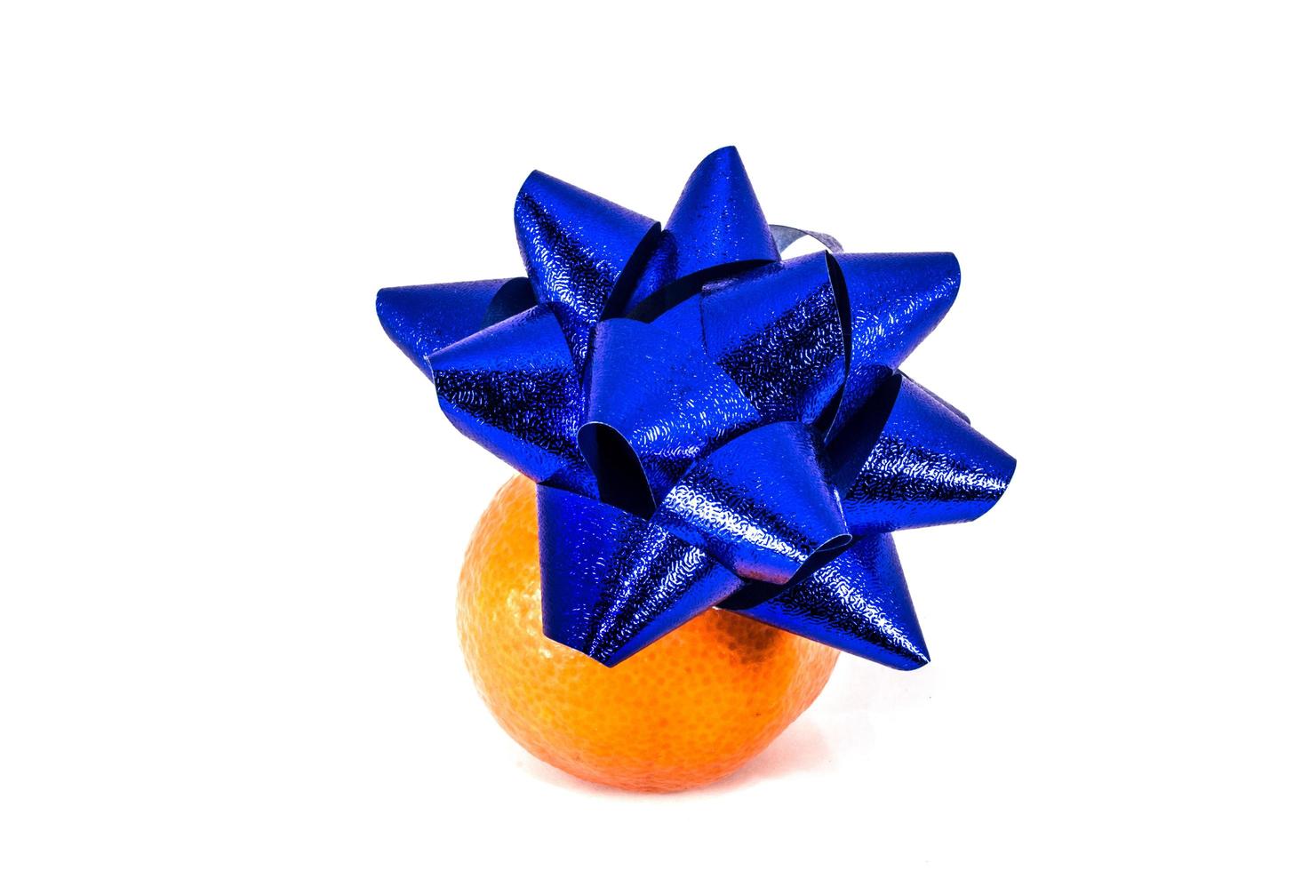 oranje mandarijnen met kerstballen geïsoleerd op een witte achtergrond foto